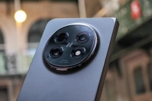 Cận cảnh điện thoại màn hình gập mỏng nhất thế giới