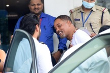 Will Smith xuất hiện lần đầu sau bê bối tát đồng nghiệp tại Oscar 2022