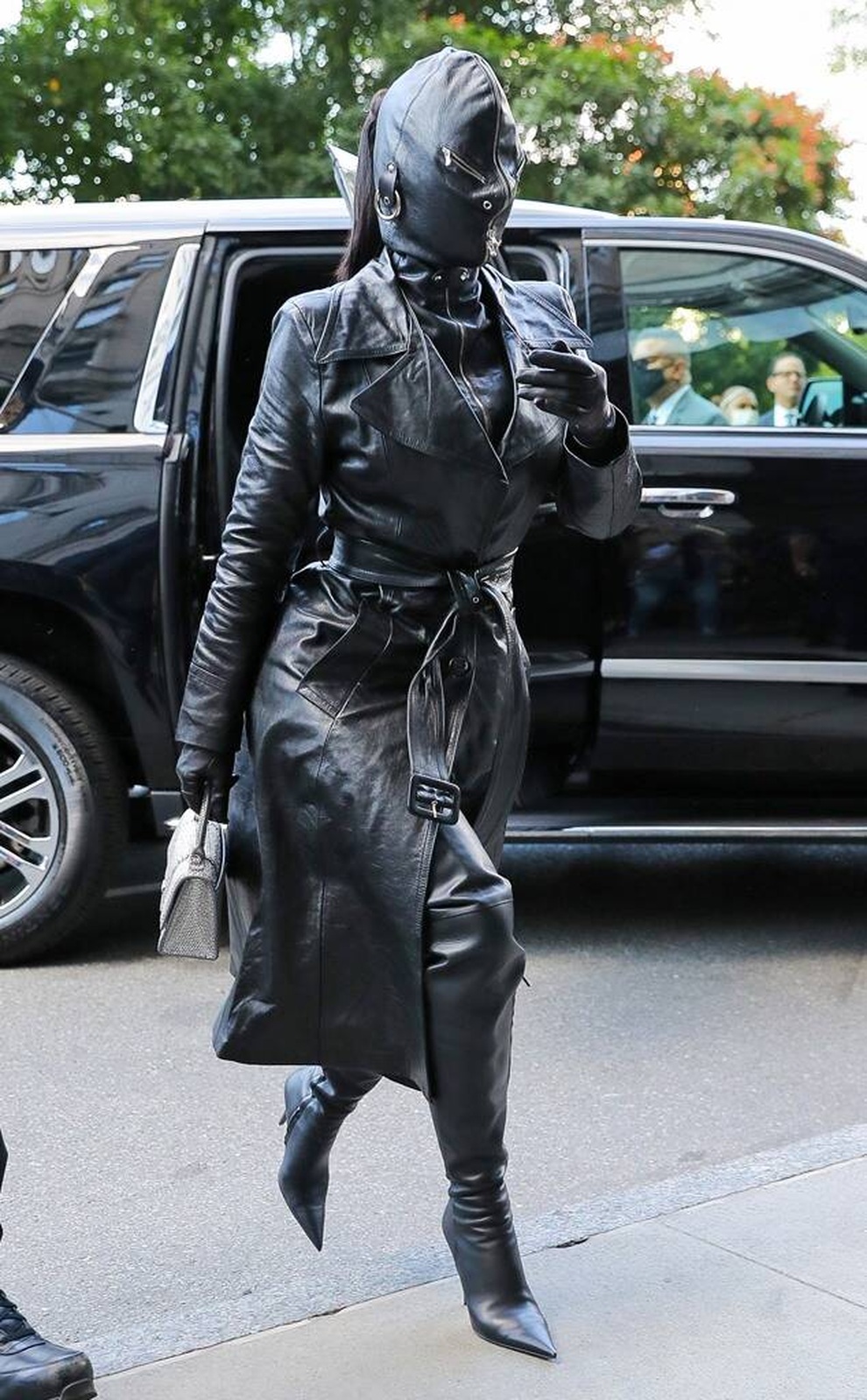 Chán khoe thân, Kim Kardashian chuyển sang phong cách kín mít - 4 Chán khoe thân, Kim Kardashian chuyển sang phong cách kín mít - 4