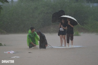 Vì sao cơn bão dị thường đổ bộ miền Trung nhưng Hà Nội mưa lớn, ngập nặng?