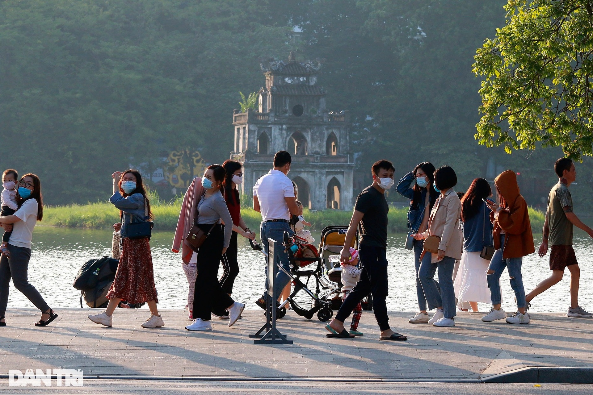 Hồ Gươm đông nghịt người vui chơi, tản bộ trong chiều thu nắng đẹp - 13 Hồ Gươm đông nghịt người vui chơi, tản bộ trong chiều thu nắng đẹp - 13