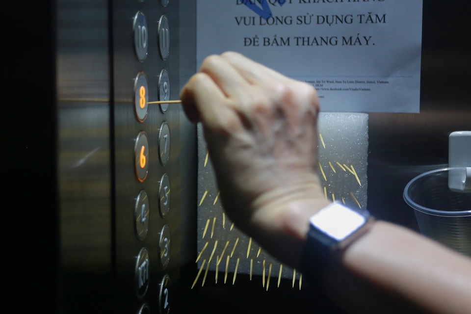 Dân Hà Nội nghĩ ra muôn kiểu bấm thang máy “độc, lạ” mùa dịch Covid-19 - 8 Dân Hà Nội nghĩ ra muôn kiểu bấm thang máy “độc, lạ” mùa dịch Covid-19 - 8