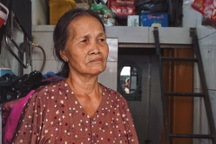 Người phụ nữ ở TPHCM gần 20 năm ngủ lề đường vì... nhà "siêu mỏng"