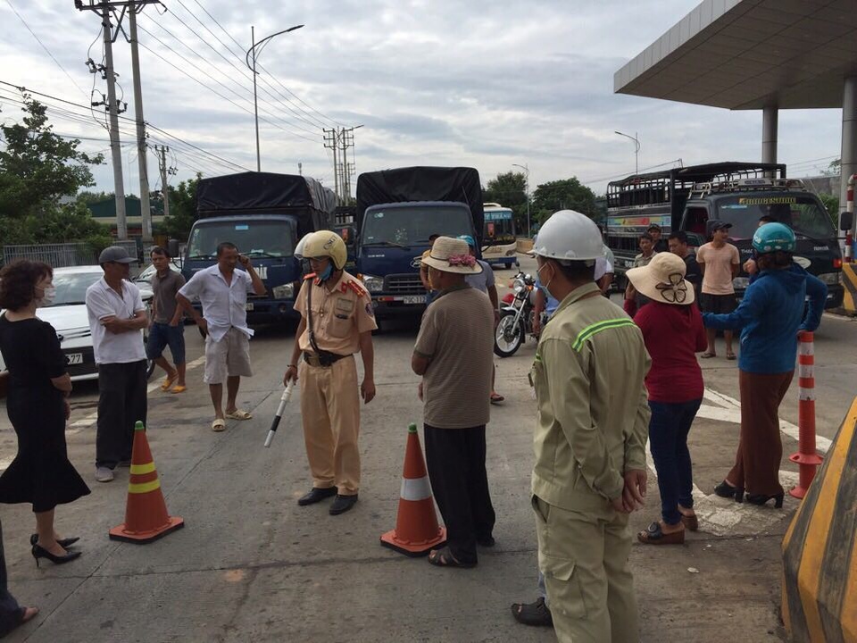 Dân bao vây trạm BOT đòi chủ đầu tư bồi thường - 1 Dân bao vây trạm BOT đòi chủ đầu tư bồi thường - 1