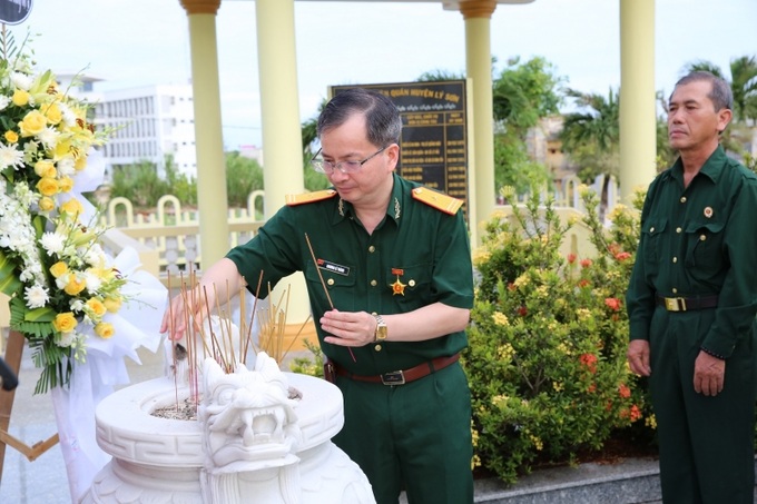 Đồng chí Khương Lê Thành - Phó Bí thư thường trực Đảng ủy, Thành viên HĐQT, Chủ tịch Hội Cựu chiến binh BSR thắp hương tưởng nhớ anh linh các anh hùng liệt sĩ.