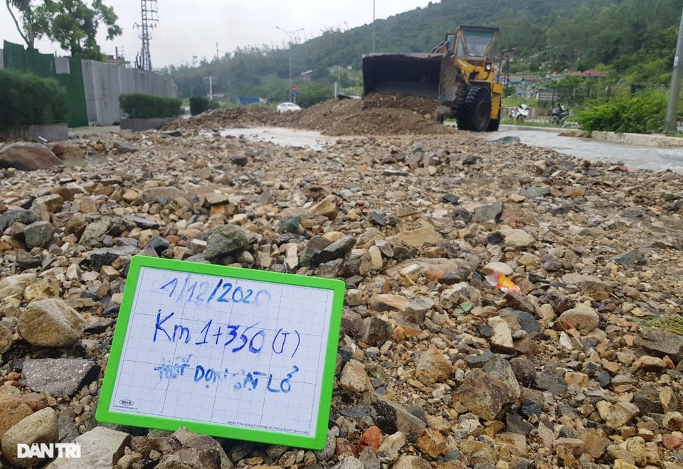 Hàng nghìn m3 đất đá sạt lở chẹn cửa ngõ phía bắc Nha Trang - 1 Hàng nghìn m3 đất đá sạt lở chẹn cửa ngõ phía bắc Nha Trang - 1