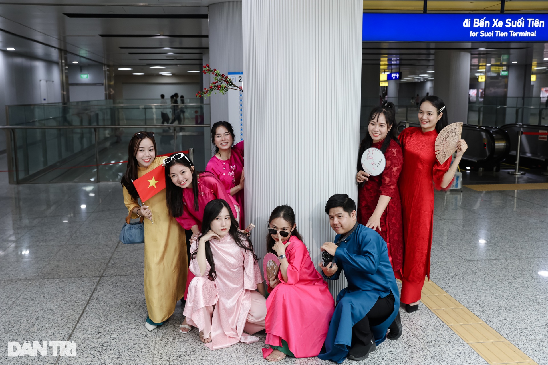 Giới trẻ diện áo dài đi Metro số 1 trong ngày miễn phí vé cuối cùng - 1 Giới trẻ diện áo dài đi Metro số 1 trong ngày miễn phí vé cuối cùng - 1