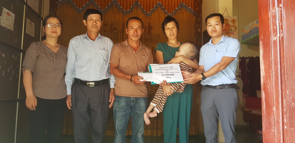 Bạn đọc giúp đỡ gia đình bé bị não úng thuỷ hơn 42 triệu đồng - 1 Bạn đọc giúp đỡ gia đình bé bị não úng thuỷ hơn 42 triệu đồng - 1