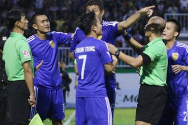 Trợ lý Phan Việt Thái bị “treo cờ” 2 trận vì giúp HA Gia Lai thắng