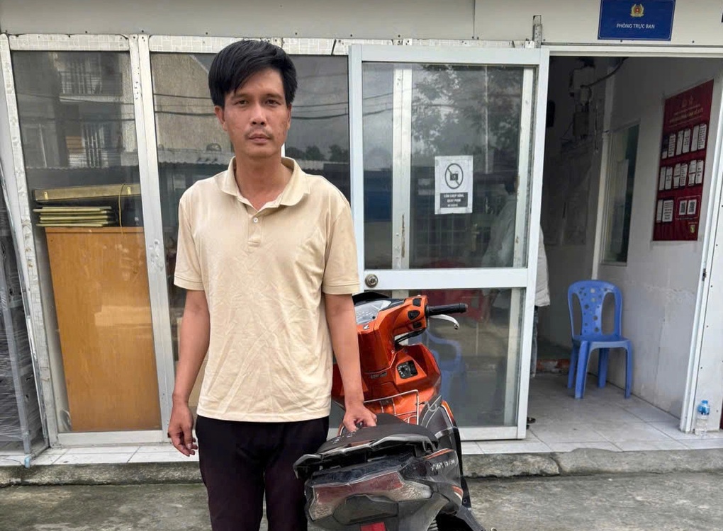 Bắt khẩn cấp người đàn ông giật tiền của bé gái bán mắm ở TPHCM - 1