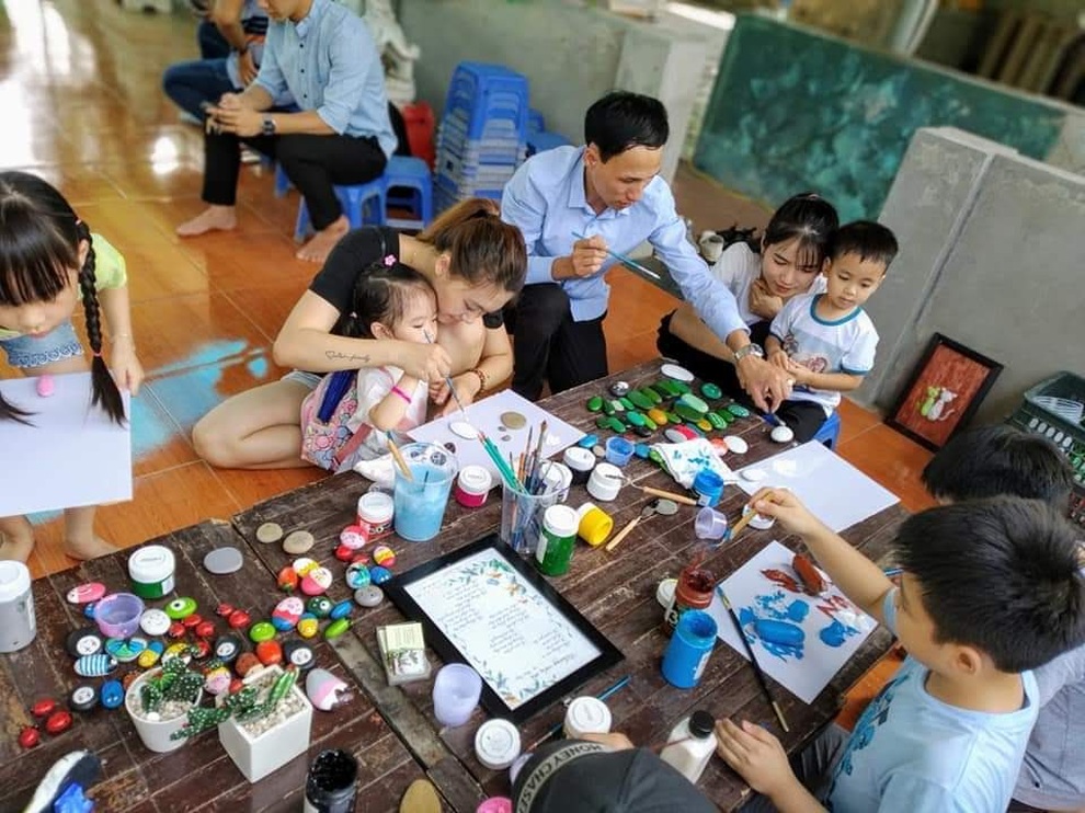 Thầy giáo hô biến đá cuội và chai sành thành những bức tranh tuyệt đẹp - 12 Thầy giáo hô biến đá cuội và chai sành thành những bức tranh tuyệt đẹp - 12