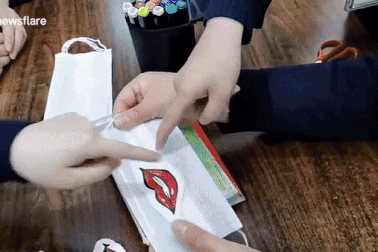 Dán môi cười lên khẩu trang giúp tài xế bớt căng thẳng giữa mùa dịch bệnh