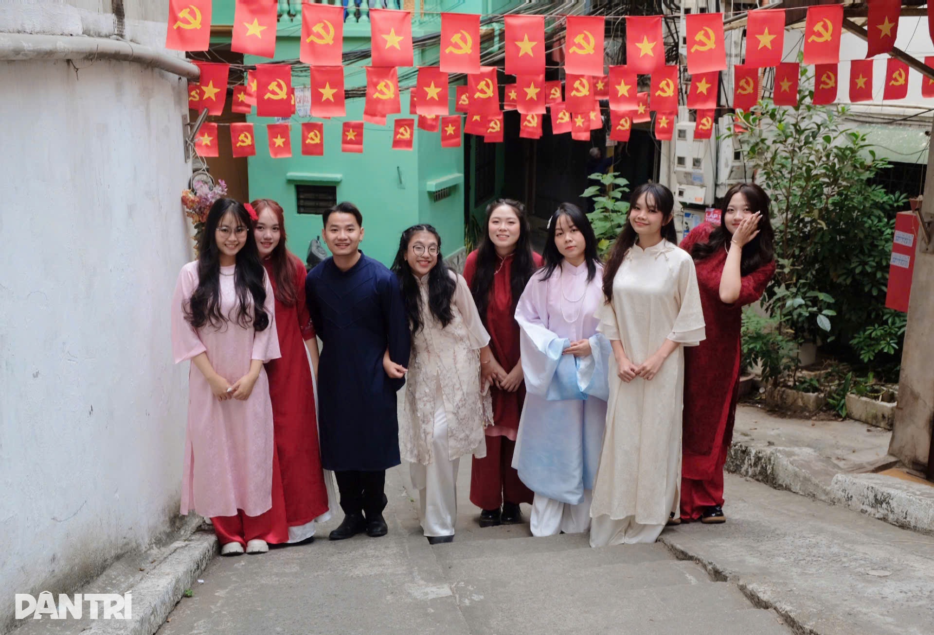 View - Hơn một tháng trước Tết, Gen Z chi tiền triệu chụp bộ ảnh áo dài tại Hà Nội | Báo Dân trí