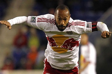 Bị phạm lỗi, Henry nhảy múa trêu tức đối phương