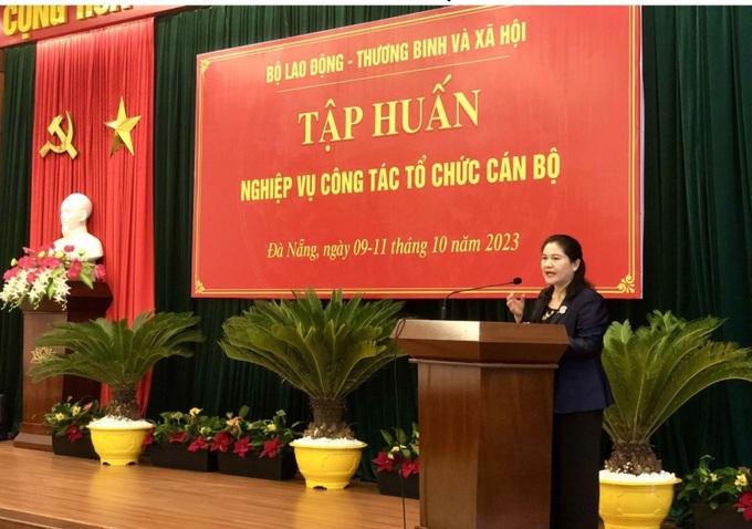 Thứ trưởng Nguyễn Thị Hà phát biểu tại lớp tập huấn.