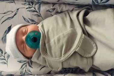 "Em bé già nhất thế giới" chào đời từ phôi đông lạnh suốt 30 năm