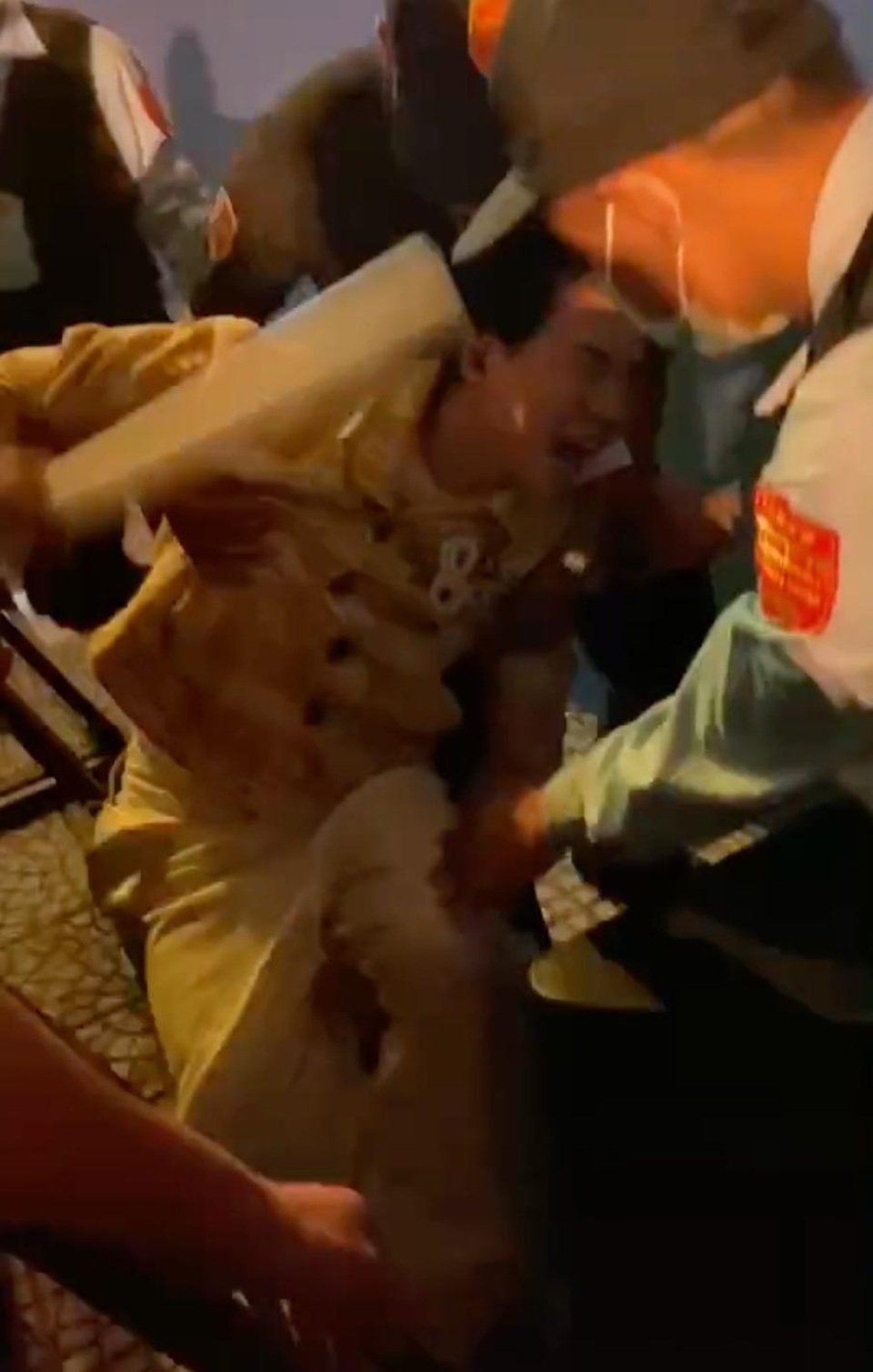 Sao Việt ngã lộn nhào: Ca sĩ đau đớn, muối mặt, khán giả thót tim! - 2 Sao Việt ngã lộn nhào: Ca sĩ đau đớn, muối mặt, khán giả thót tim! - 2