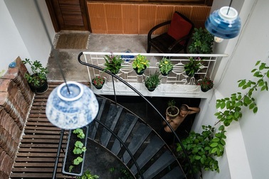 Ngôi nhà phố màu trắng, nổi bật trong hẻm nhỏ ở Sài Gòn