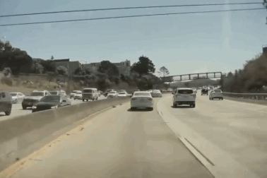 Ốp bánh xe Tesla Cybertruck văng như vũ khí tấn công trên đường