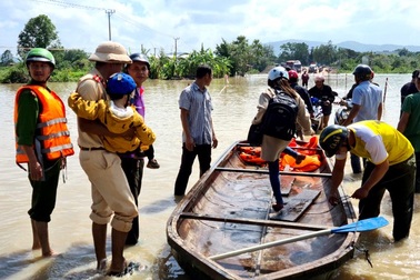 Di dời khẩn cấp hàng trăm hộ dân, nhiều tuyến đường bị chia cắt