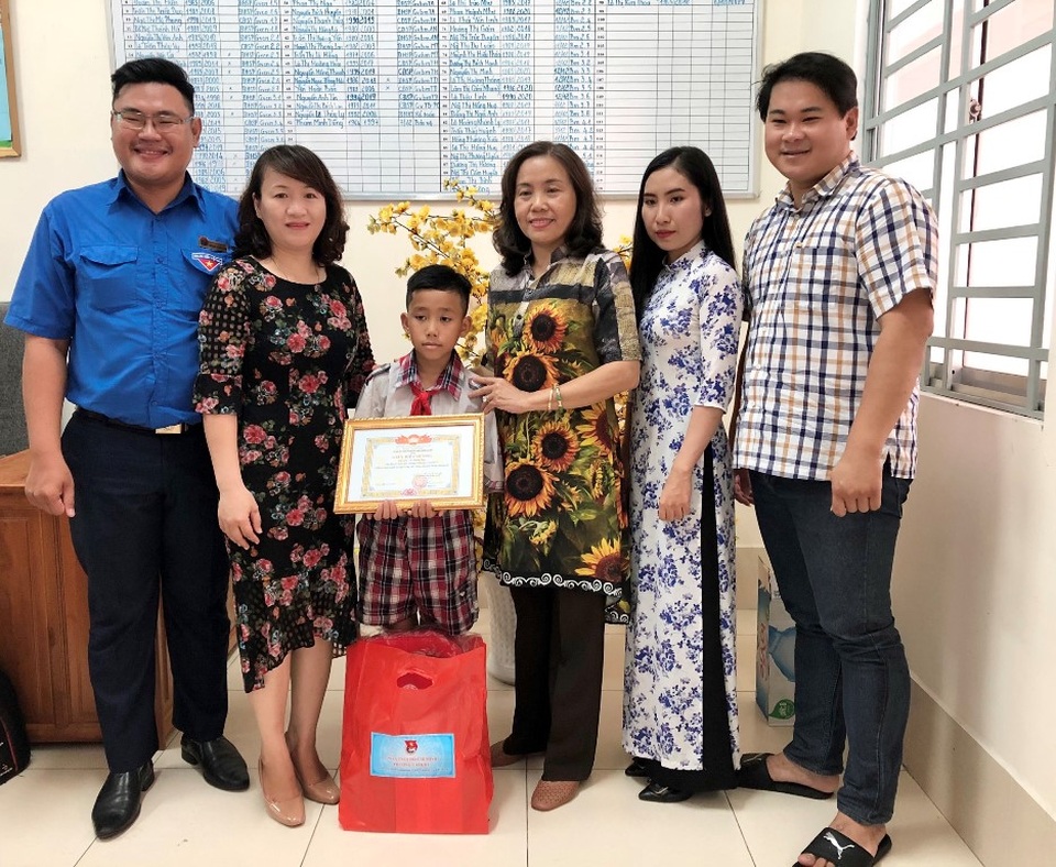 Biểu dương HS lớp 4 vòng tay cúi đầu cảm ơn khi tài xế ô tô nhường đường - 1 Biểu dương HS lớp 4 vòng tay cúi đầu cảm ơn khi tài xế ô tô nhường đường - 1