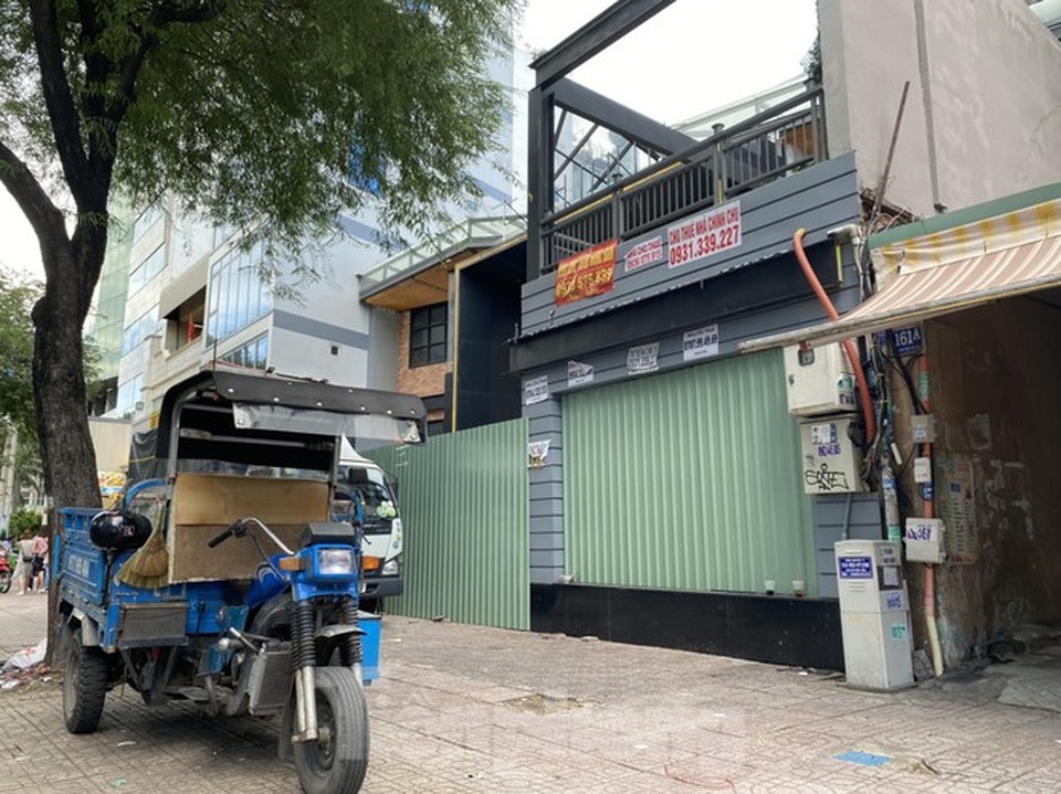 Nhà phố tiền tỷ thi nhau đóng cửa, treo biển cho thuê ở trung tâm Sài Gòn - 8 Nhà phố tiền tỷ thi nhau đóng cửa, treo biển cho thuê ở trung tâm Sài Gòn - 8