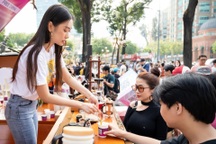 Hoa hậu Ban Mai quyên góp sách giúp trẻ em nghèo