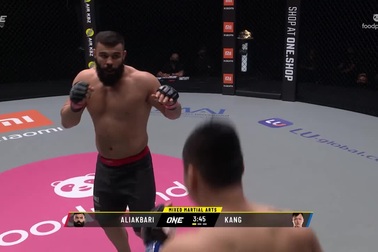 "Chiến binh hùng mạnh" Hàn Quốc "một quại" knock-out đối thủ