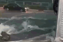 Đưa người dân ra khỏi nơi ngập sâu ở Bình Dương, trôi xe máy ở Đồng Nai