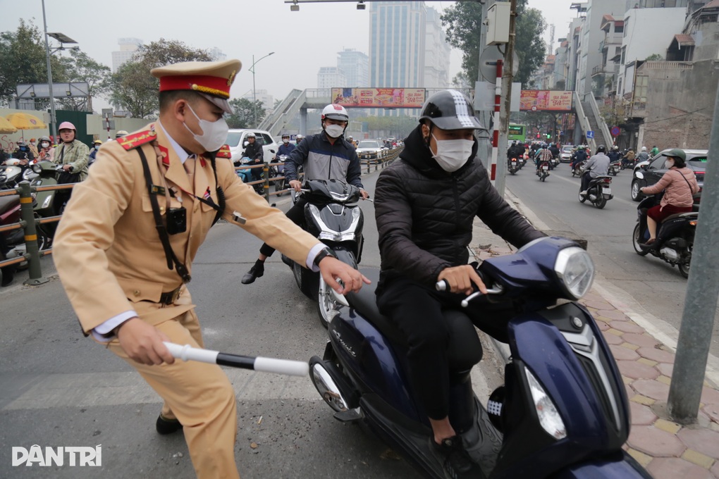 Nhiều người đi xe máy bị tổ công tác đặc biệt ở Hà Nội xử lý vi phạm - 2 Nhiều người đi xe máy bị tổ công tác đặc biệt ở Hà Nội xử lý vi phạm - 2