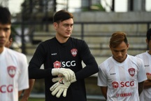 Đặng Văn Lâm nỗ lực ghi điểm với thầy mới ở Muangthong United