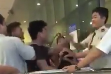 Thiếu văn hóa… làm xấu hình ảnh người trẻ