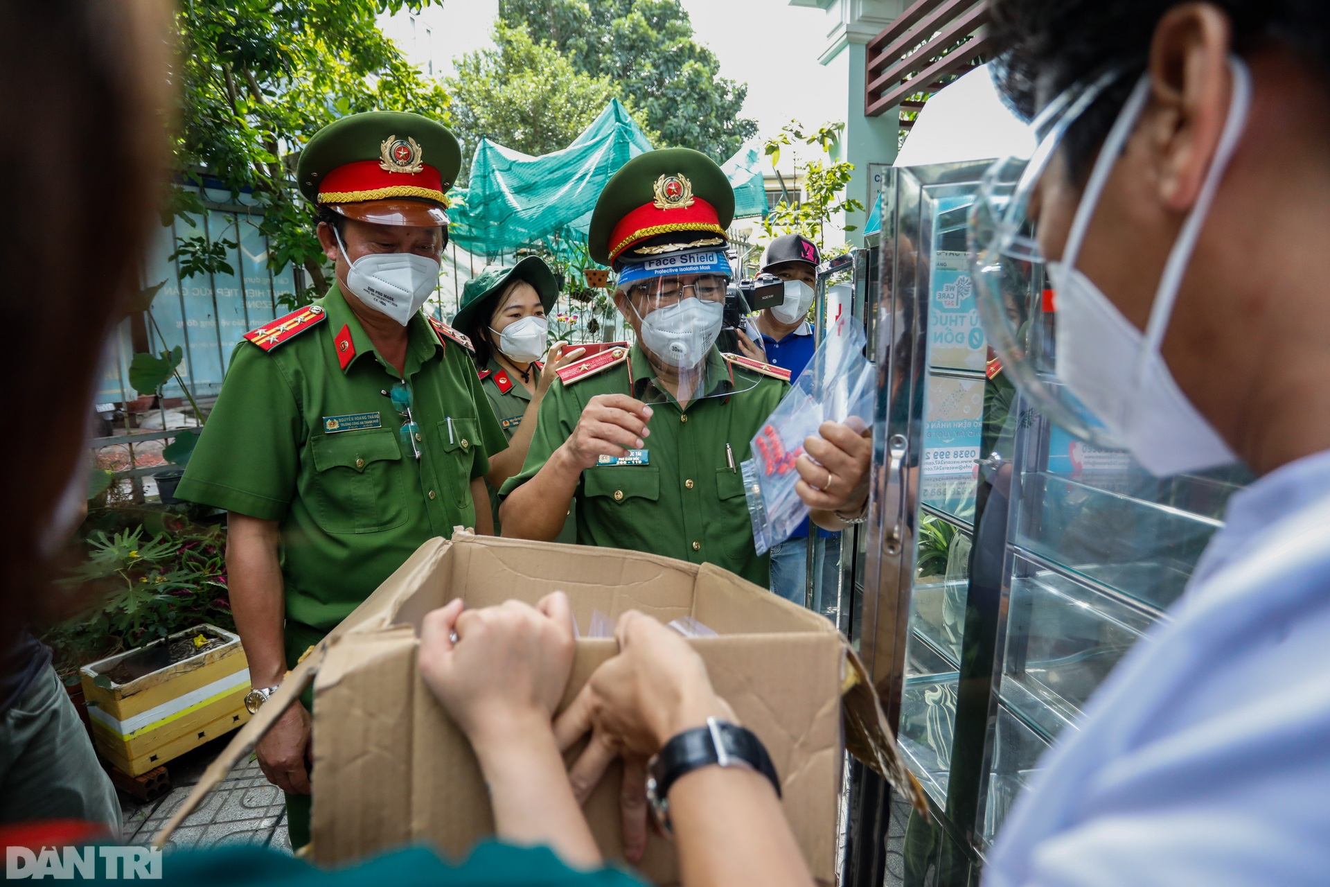 Công an TPHCM trao 6.500 phần quà cho người dân vùng dịch - 14 Công an TPHCM trao 6.500 phần quà cho người dân vùng dịch - 14