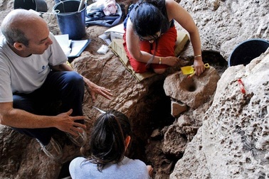 Phát hiện “nhà máy bia cổ nhất thế giới” ở hang động tại Israel