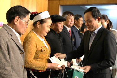 Phó Thủ tướng Trần Lưu Quang tặng hơn 600 suất quà Tết ở Hòa Bình