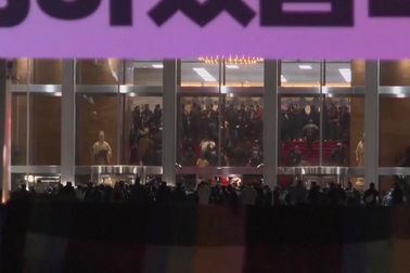 Bên ngoài nhà quốc hội Hàn Quốc sau khi Tổng thống ban bố thiết quân luật