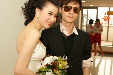 Chồng Vân Hugo một mình đến dự đám cưới người mẫu Huyền Thư