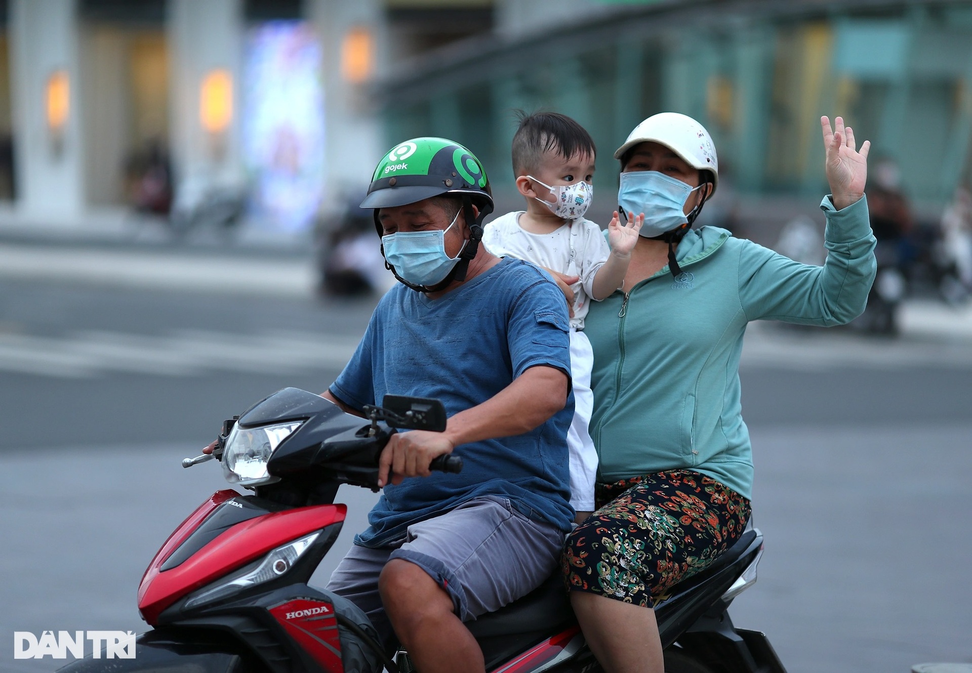 Giới trẻ TPHCM mỏi mắt chờ hàng quán phục vụ tại chỗ - 7 Giới trẻ TPHCM mỏi mắt chờ hàng quán phục vụ tại chỗ - 7