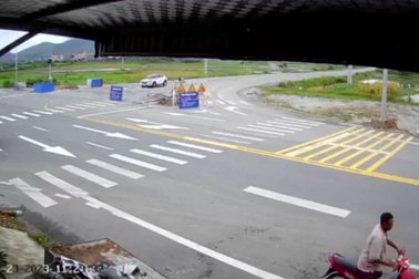 Lao như tên bắn qua ngã tư, xe Hyundai tạo nên tình huống như trong phim