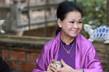 Khánh Ly rơm rớm nước mắt khi gặp lại tuổi thơ ở Việt phủ Thành Chương