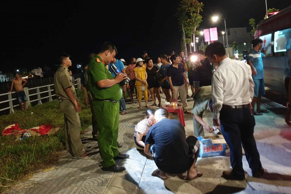 Ra chơi ở kênh sinh thái, 2 cháu bé 6 tuổi đuối nước tử vong - 1 Ra chơi ở kênh sinh thái, 2 cháu bé 6 tuổi đuối nước tử vong - 1