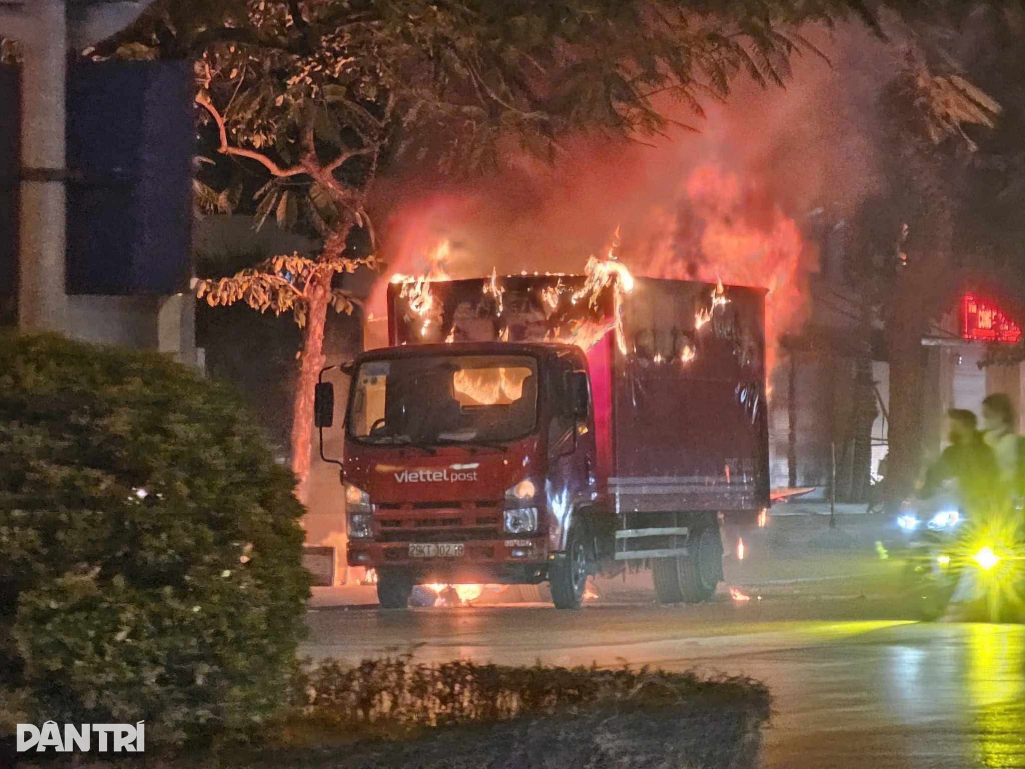 ລົດບັນທຸກສິນຄ້າເກີດອັກຄີໄພ ຢູ່ຖະໜົນ ຮ່າໂນ້ຍ - 1 Ô tô chở hàng bốc cháy ngùn ngụt trên đường phố ở Hà Nội - 1