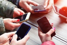 Học sinh dùng điện thoại để học tập: Cấm hay “nới lỏng” có kiểm soát?