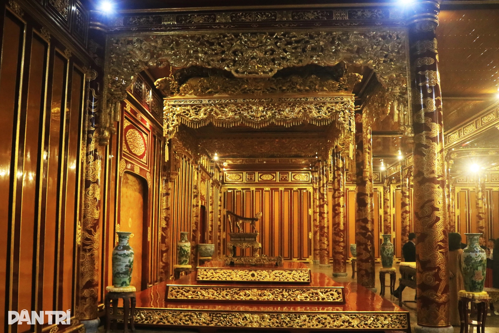 Hình ảnh bảo vật độc bản ngai vàng điện Thái Hòa trước khi bị phá hỏng - 6 Hình ảnh bảo vật độc bản ngai vàng điện Thái Hòa trước khi bị phá hỏng - 6