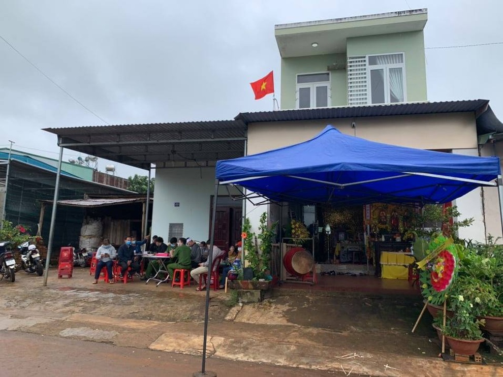 Mẹ và con trai 5 tuổi chết trong tư thế treo cổ - 1 Mẹ và con trai 5 tuổi chết trong tư thế treo cổ - 1