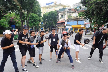 Vì sao hàng trăm bạn trẻ cầm chảo chạy, gây xôn xao phố đi bộ Hà Nội?