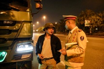 CSGT Hà Nội xử lý hàng loạt xe quá tải trong đêm