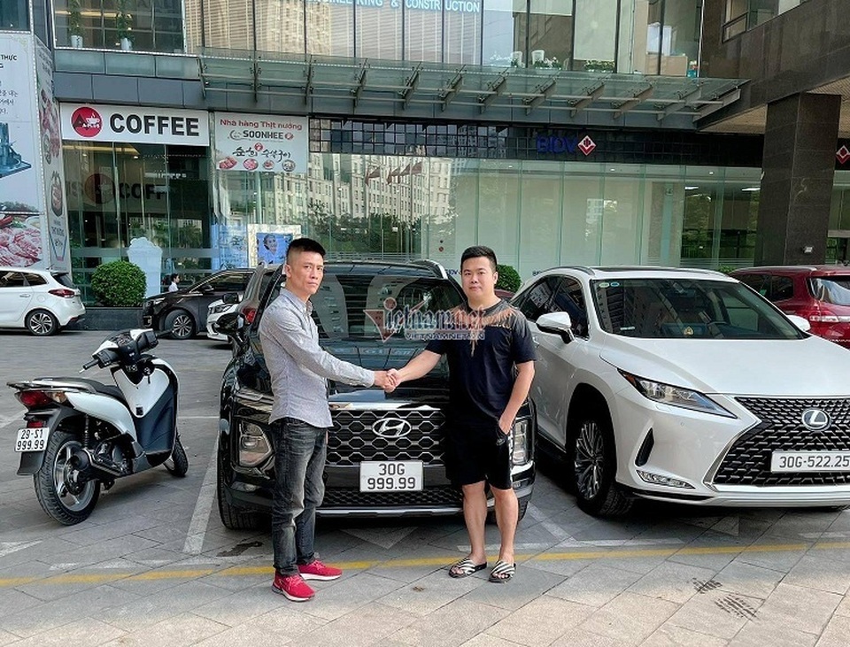 Trúng biển ngũ quý 9, xe Santa Fe đội giá gần 4 tỷ đồng tại Hà Nội - 1 Trúng biển ngũ quý 9, xe Santa Fe đội giá gần 4 tỷ đồng tại Hà Nội - 1