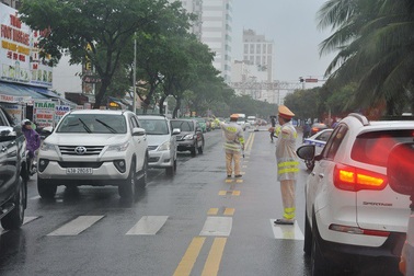 Cảnh sát giao thông đội mưa tập dượt cho Tuần lễ cấp cao APEC