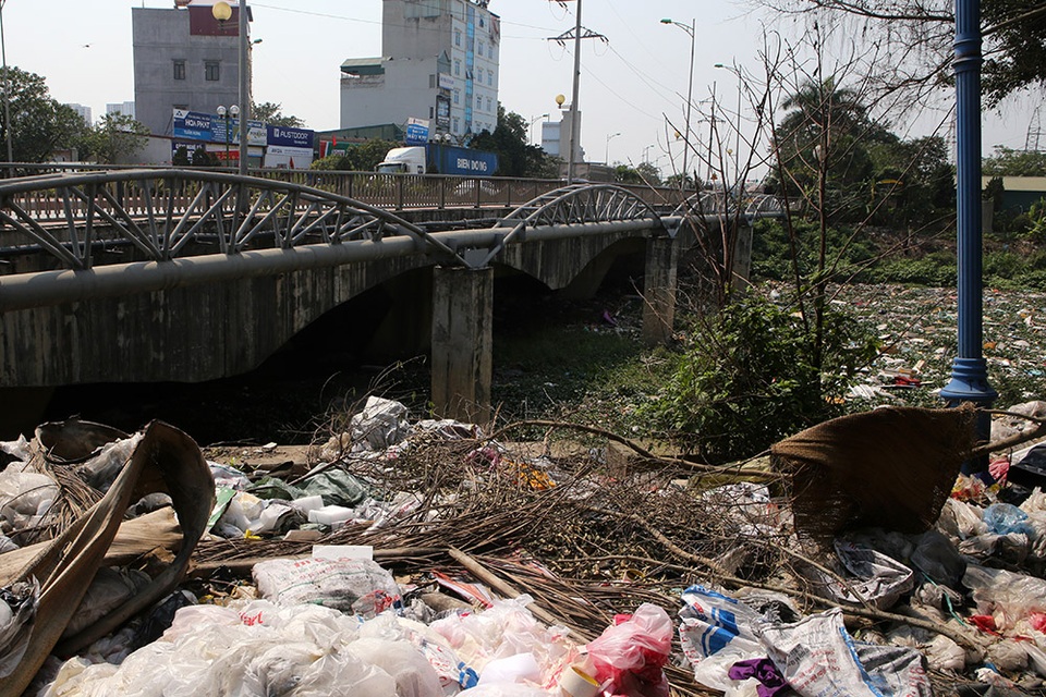 Hà Nội: Đống ngổn ngang khiếp đảm trên dòng sông Nhuệ - 15 Hà Nội: Đống ngổn ngang khiếp đảm trên dòng sông Nhuệ - 15